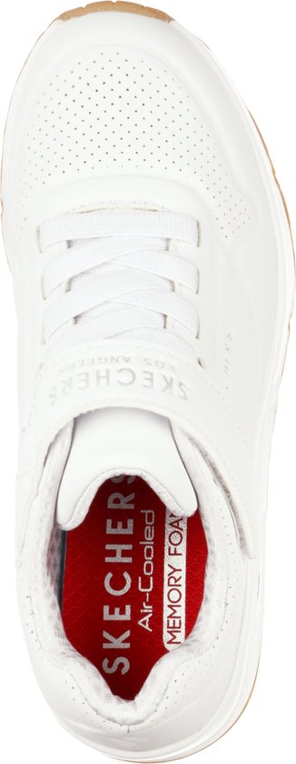 Binnenzijde van een witte Skechers sneaker met rode binnenzool met 'Skechers Air-Cooled Memory Foam' tekst.
