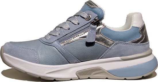 Lichtblauwe sneaker met zilveren accenten, ritssluiting en veters.