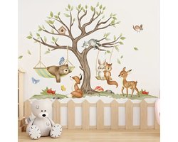 Muursticker 'Dierenboom met Beer in Hangmat' - Babykamer - Kinderkamer - 90x65cm - Zelfklevend PVC - Dieren - Bos - Boom