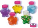Vijf doorzichtige flesjes in stervorm, gevuld met glitter slijm in paars, geel, blauw, oranje en groen.