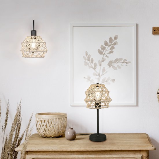 Wandlamp en tafellamp met naturel touw macramé-kappen, met zwarte metalen armatuur en standaard, verlicht in een woonkamer.