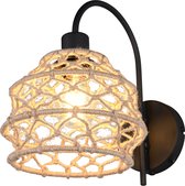 Zwarte wandlamp met een kap van naturel touw in macramé-stijl, met een zichtbare E27-lamp.