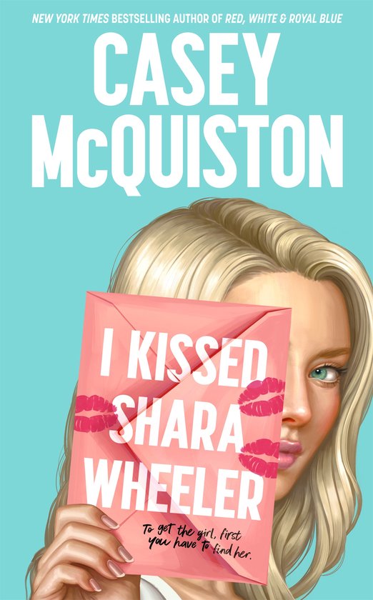 Een boekomslag met een vrouw die een roze envelop vasthoudt met de tekst 'I KISSED SHARA WHEELER' en kusafdrukken erop.