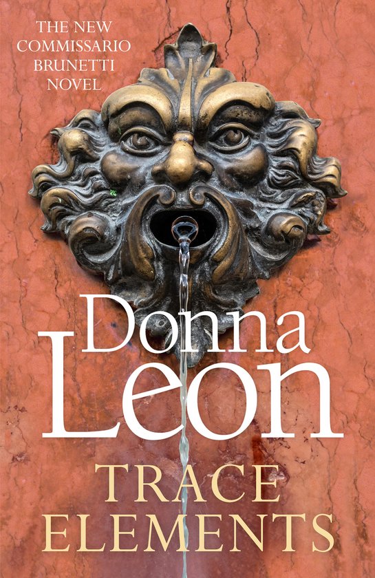 Couverture du livre « Trace Elements » de Donna Leon, avec une tête de fontaine sur fond marbre.