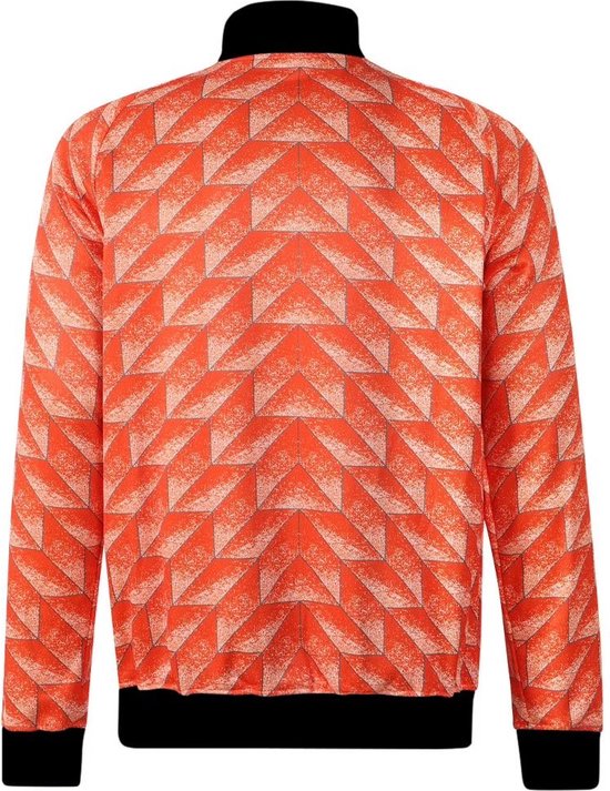 Oranje trainingsjack met zwart detail op de kraag, boorden en een geometrisch patroon.