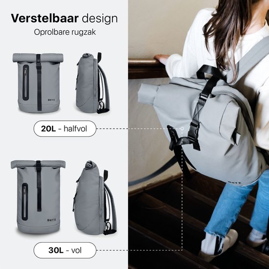 Grijze ONYX rolrugzak in 20L (halfvol) en 30L (vol) formaten, getoond op een trap.