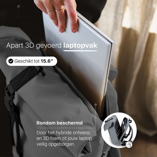 Grijze ONYX rolrugzak wordt geopend om een laptop van 15,6 inch in een gevoerd vak te plaatsen.