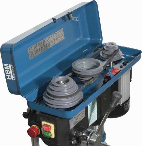 Blauwe HBM Machines kolomboormachine met open kap, toon groengrijze poelies en riemen.