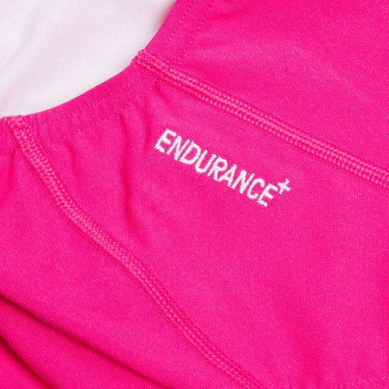 Gedetailleerde close-up van een felroze sportbadpak met de tekst 'ENDURANCE+' geborduurd.