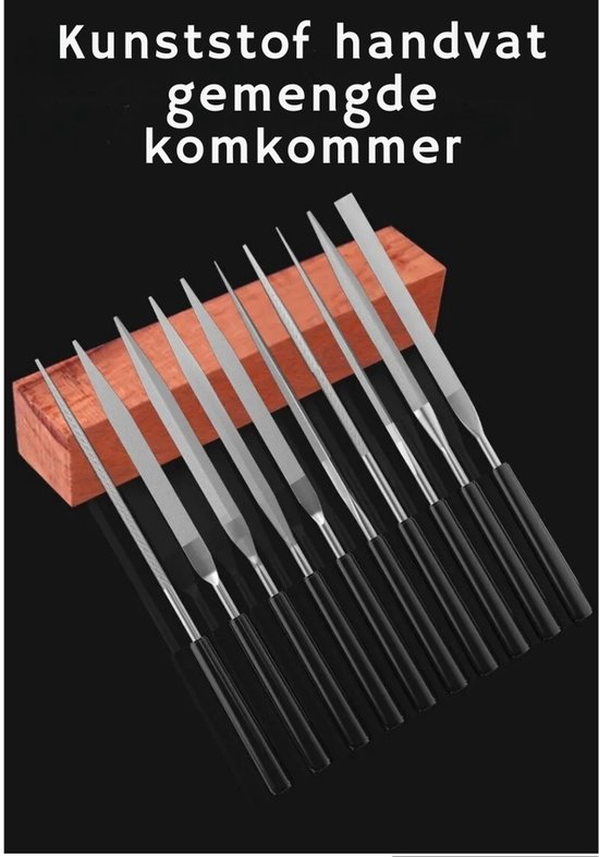 Een set van tien metalen vijlen met zwarte kunststof handvatten, op een houten blok en donkere achtergrond.