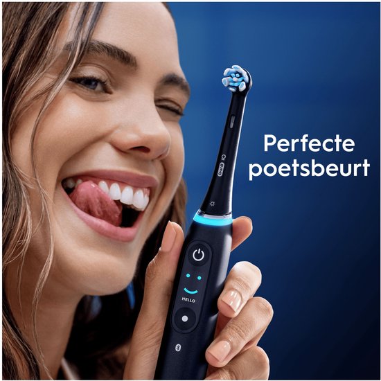 Vrolijke vrouw met Oral-B iO tandenborstel. Tekst: 'Perfecte poetsbeurt'.