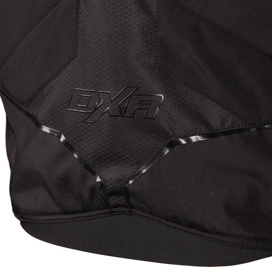 Detail van achterkant zwarte motorjas met DXR-logo en glanzende naden.