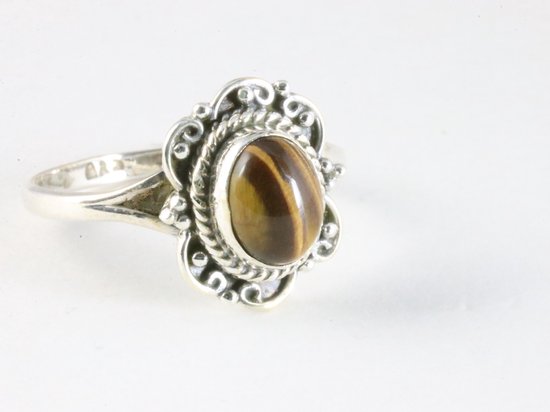 Zilveren ring met ovale tijgeroog edelsteen, versierd met bloemvormige zilveren rand.