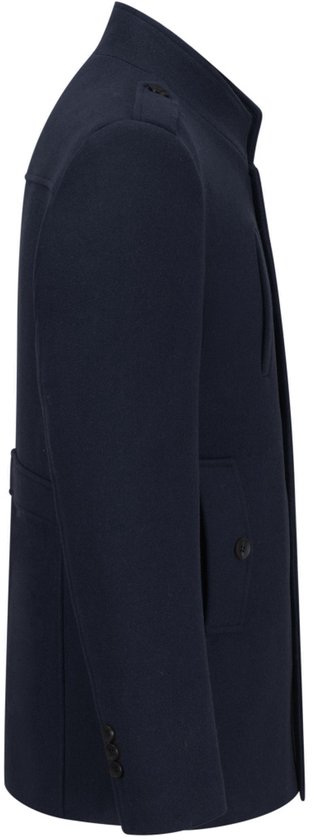 Zijaanzicht van een donkerblauwe herenjas met staande kraag, klepzakken en knopen.