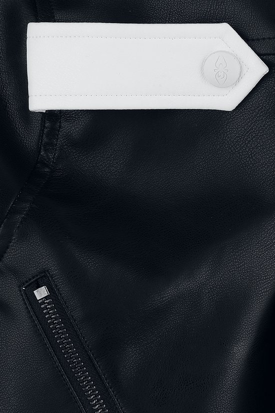 Zwarte leren jas met witte schouderdetail en knoop met spin-logo.