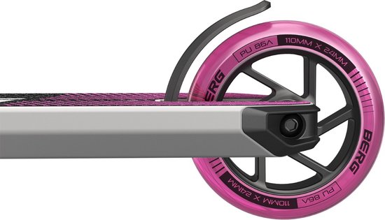 Grijze step met roze wiel met tekst 'BERG PU 86A 110MM X 24MM'.