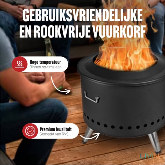 Groep mensen geniet van de zwarte Livin' vuurkorf met vuur en grillrooster. Premium RVS kwaliteit.