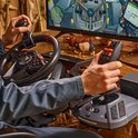 Persoon gebruikt een stuursysteem en joystick terwijl hij een spel speelt, close-up op de handen.