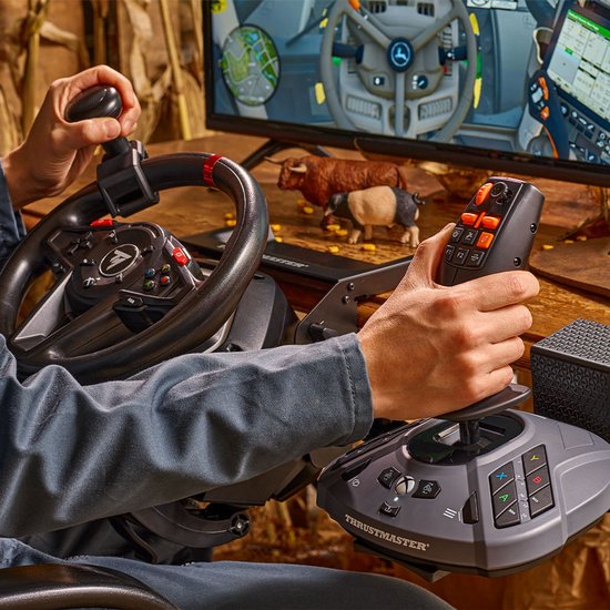 Persoon gebruikt een stuursysteem en joystick terwijl hij een spel speelt, close-up op de handen.
