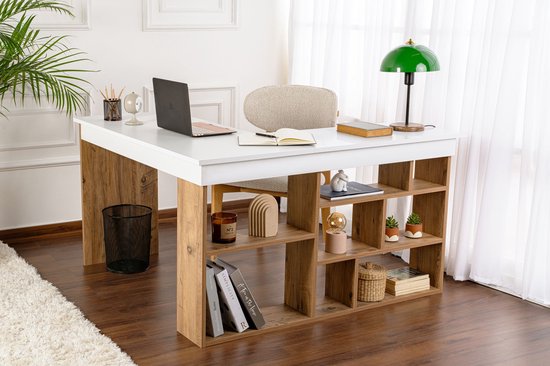 Bureau blanc avec étagères en bois, rempli de livres, plantes et décorations. Une lampe de bureau verte est sur le bureau.