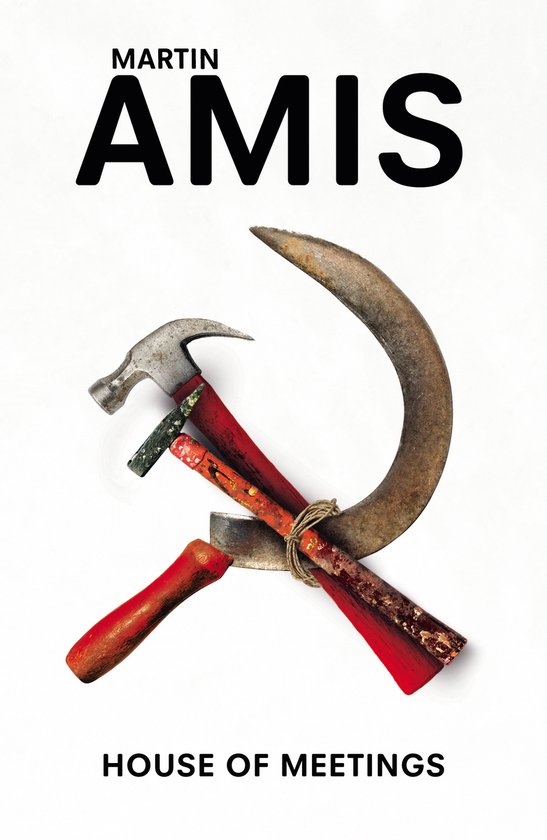 Een hamer en sikkel met rode en groene handvatten, gebonden met touw, op een witte achtergrond. Titel: Martin Amis House of Meetings.