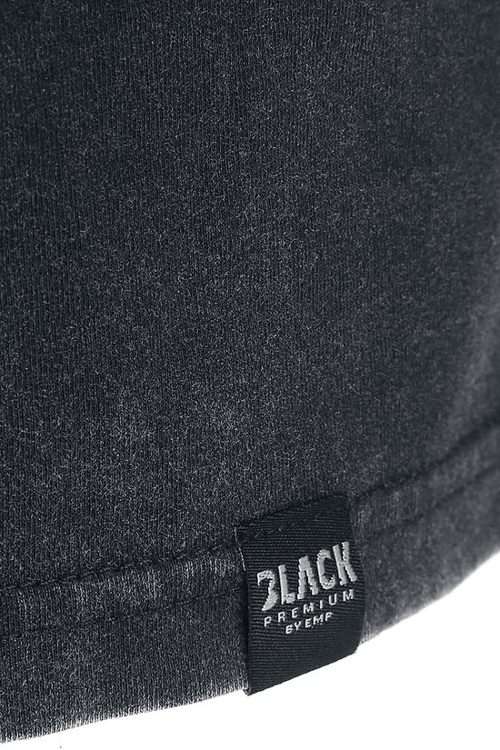 Detail van het zwarte t-shirt met het geweven label 'BLACK PREMIUM BY EMP' aan de zoom.