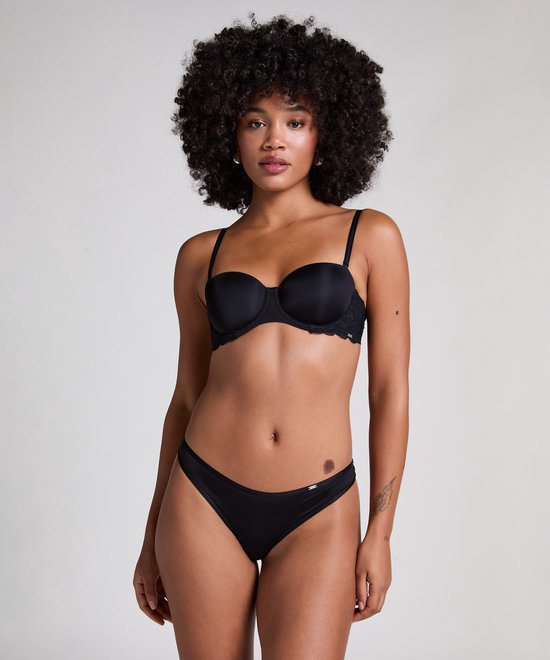 Model van voren gezien, draagt een zwarte push-up bh met kanten details op de bandjes en rand.