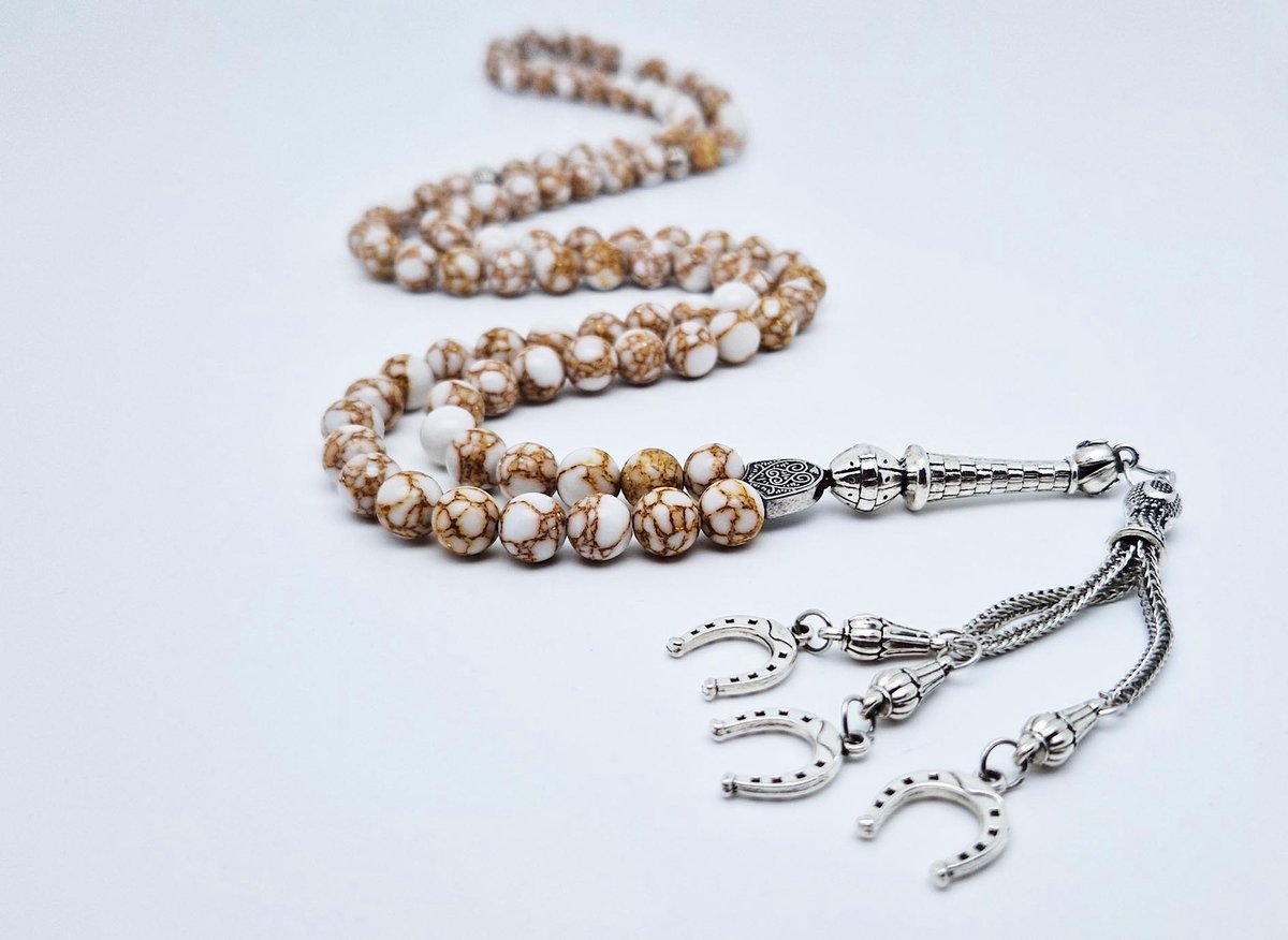 Handgemaakte tesbih "Tasbih" natuursteen "Wit howliet gesponnen goud" - Aantal kralen 99 - Diameter kralen 8MM - met metaal tassel "Hoefijzer" - Een mooi cadeau-idee