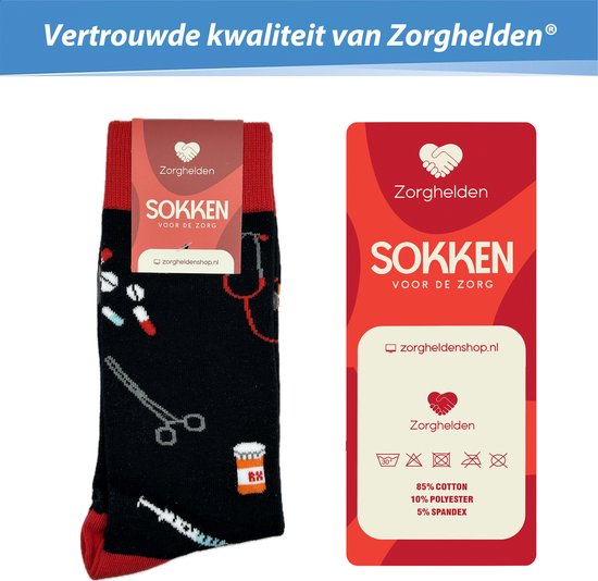 Zwarte sokken met medische print, verpakt met een kaart waarop "Zorghelden Sokken Voor De Zorg" staat.