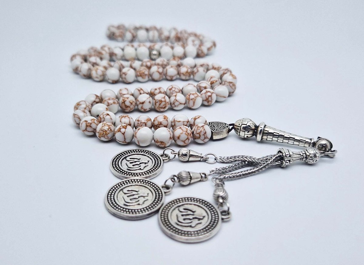 Handgemaakte tesbih "Tasbih" natuursteen "Wit howliet gesponnen goud" - Aantal kralen 99 - Diameter kralen 8MM - met metaal tassel "Allah Alwahid" - Een mooi cadeau-idee