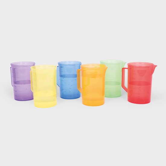 Six pichets en plastique colorés avec poignées et graduations, partiellement remplis d'eau.