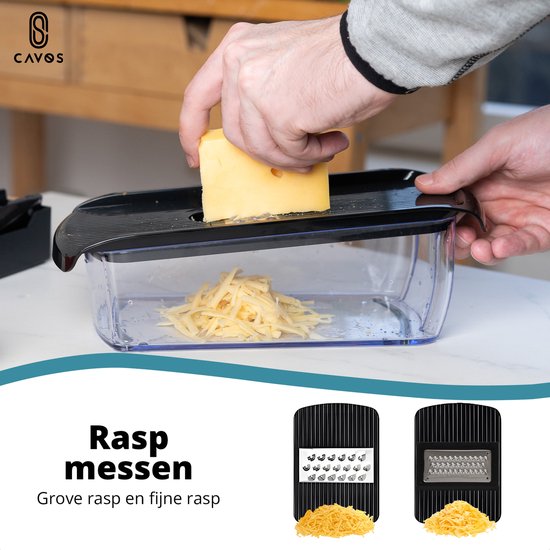 Cavos mandoline raspt kaas in de transparante opvangbak, met grove en fijne rasp.