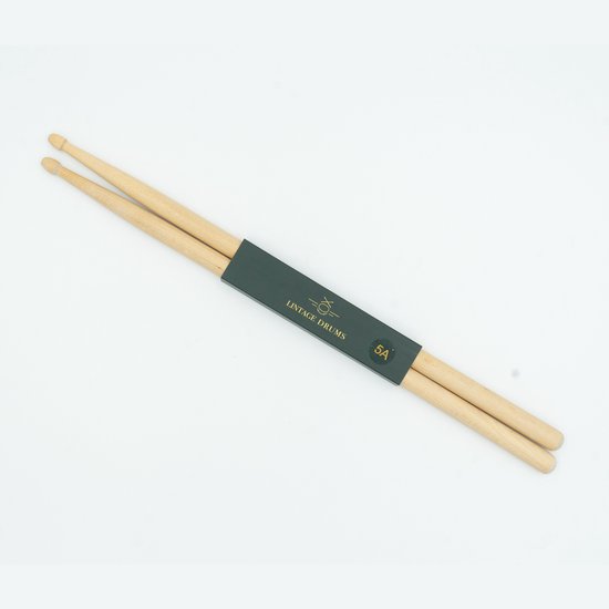 Twee lichte houten drumstokken, deels verpakt in een donkergroen hoesje met "LINTAGE DRUMS 5A".