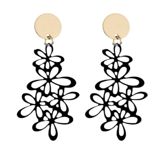 Goudkleurige knopjes met bungelende zwarte bloemvormige filigraan hangers.