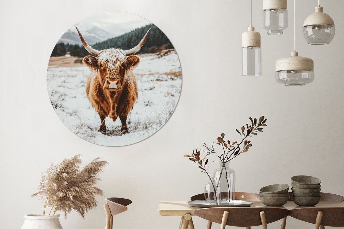 WallCircle Wandcirkel - Muurcirkel - Schotse Hooglander - Landschap - Sneeuw - Bergen - Winter - Aluminium - Dibond - 140x140 cm - Binnen en Buiten Schootse Hooglander