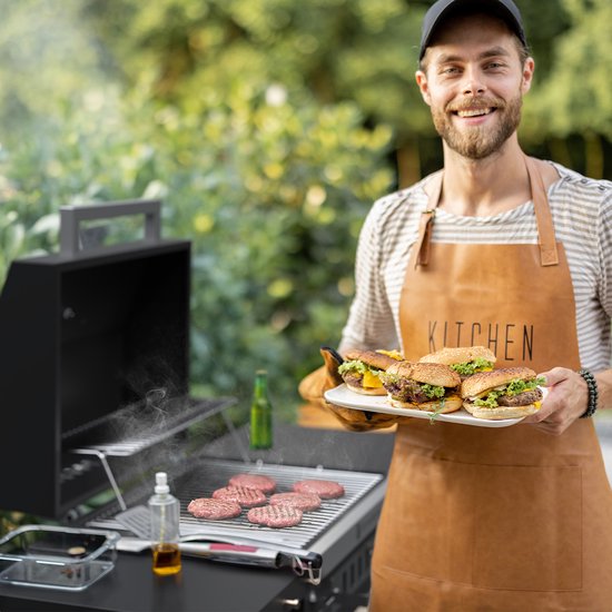 Man in schort met bord met 4 hamburgers voor BBQ met rauwe burgers op grill.