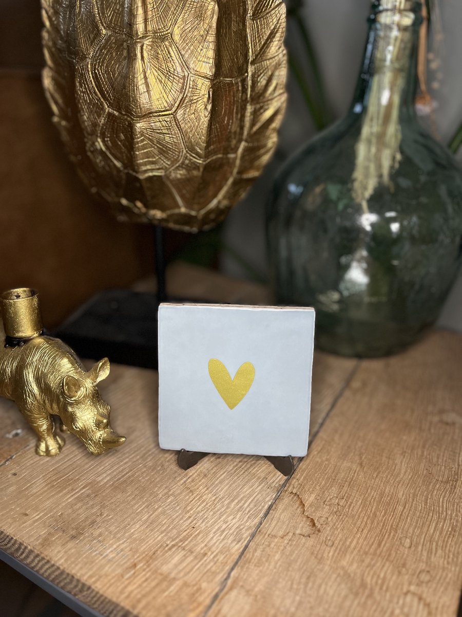 Lichtblauw handvorm decoratie tegeltje met gouden hartje