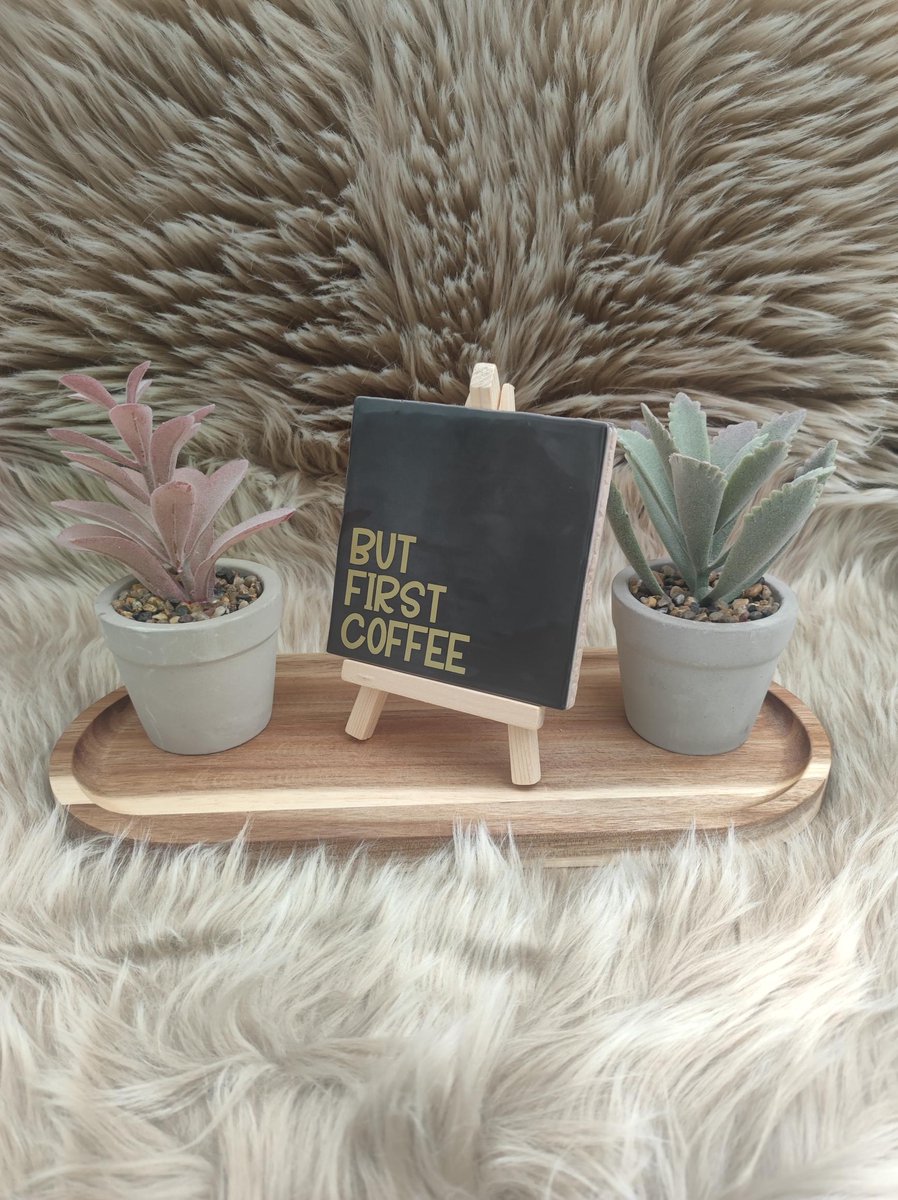 Robuust Spreuktegeltje – But First Coffee – Hip trendy tegeltje – 10x10 cm – Stijlvolle Keukendecoratie – Cadeau voor Koffieliefhebbers, Collega, Vriendin of Zomaar – Trendy nu – Decoratief Tegeltje met Standaard – Cadeau Idee