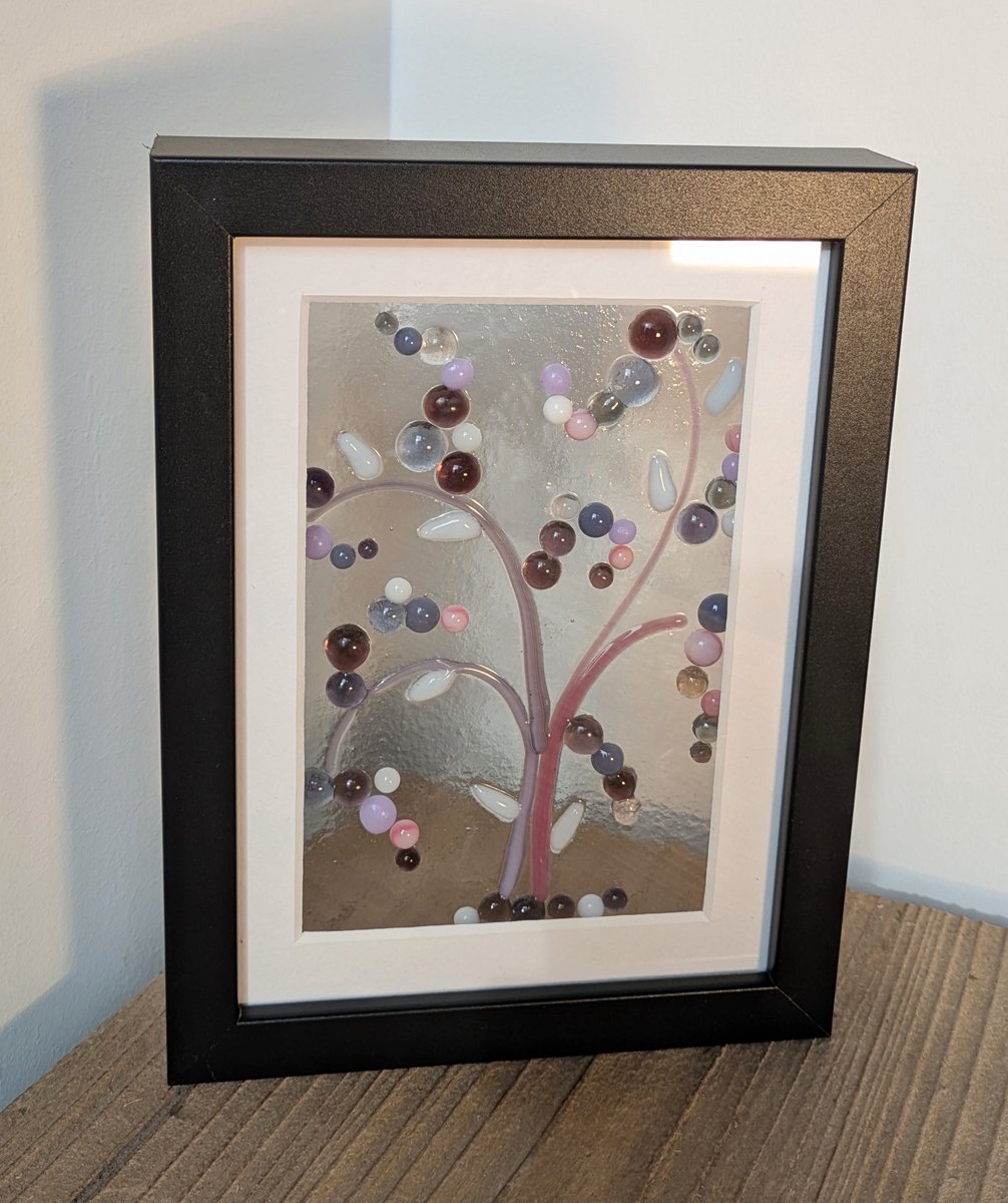 Handgemaakt schilderijtje met een thema van glas in een lijst, LENTE met paarse dots