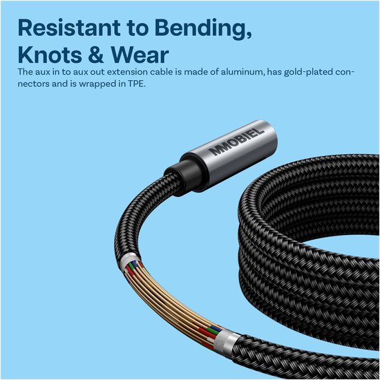 Zwarte, gevlochten 3.5mm aux kabel met aluminium behuizing en goudkleurige connectoren. Toont interne bedrading met gekleurde draden.