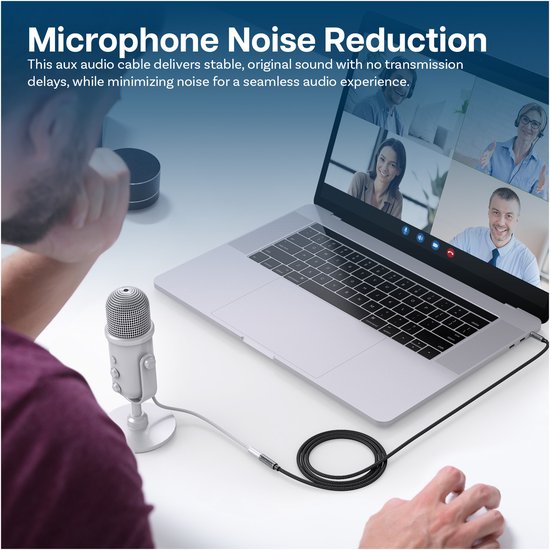 Een zwarte 3.5mm aux kabel aangesloten op een laptop en een kleine microfoon tijdens een videogesprek.