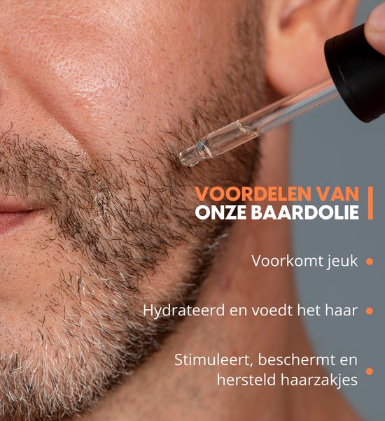 Dichtbij opname van een druppelaar die baardolie aanbrengt op een gezicht met stoppels. Tekst: 'Voordelen van onze baardolie'.