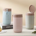 Drie lunchpots in pastelkleuren: lichtblauw, roze en lichtgroen. Met bruine deksels.