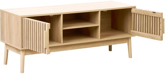 Tv-meubel van licht hout met twee openklapbare deuren met lamellen en open vakken.