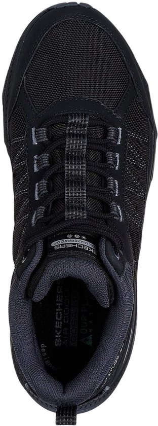 Zwarte wandelschoenen, van bovenaf gezien, met grijze veters en details. Tekst op binnenzool: SKECHERS AIR COOLED GOGA MAT.
