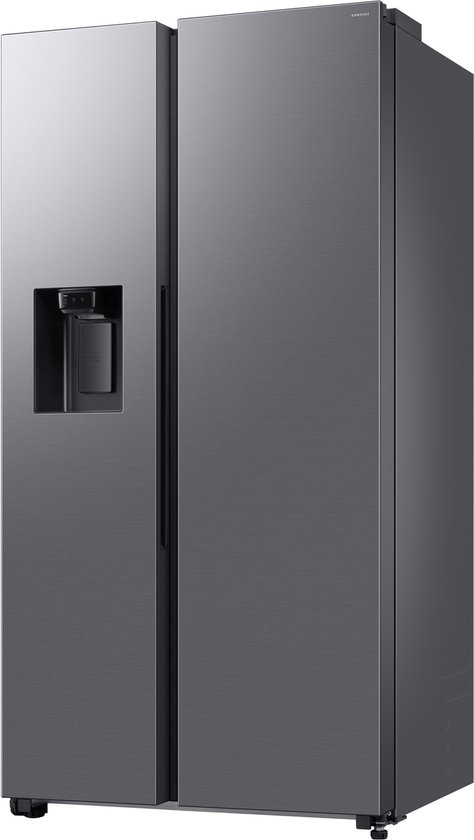 Zilverkleurige Amerikaanse Samsung koelkast met waterdispenser, staand op de vloer.