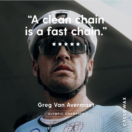 Olympisch kampioen Greg Van Avermaet met helm en bril, met de tekst 'Een schone ketting is een snelle ketting'.