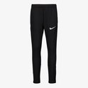 Zwarte Nike trainingsbroek met witte swoosh op de linkerpijp.