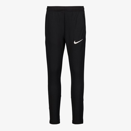 Zwarte Nike trainingsbroek met witte swoosh op de linkerpijp.