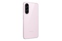 Achterkant van een lichtroze Samsung Galaxy A56 5G, met drievoudige camera opstelling.